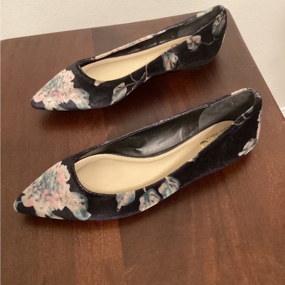 Circus by Sam Edelman Pretty Black Floral Velvet Flats Size 6.5 - Picture 3 of 9